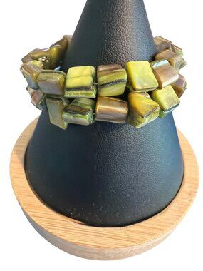 Green Dyed Mother of Pearl Shell Memory Wire Bracelet Adjustable 36.12g Beach